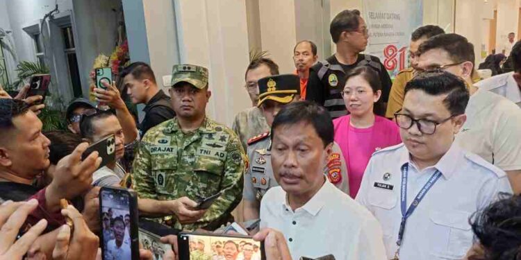Wali Kota Cirebon, Effendi Edo memberikan keterangan pers usai meninjau korban diduga keracunan MBG