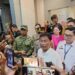 Wali Kota Cirebon, Effendi Edo memberikan keterangan pers usai meninjau korban diduga keracunan MBG
