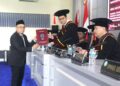 Ketua PA Mesuji, Dr.Abdul Gani Syafii, S.H.I., M.H menerima sertifikat dari ketua sidang usai sidang promosi doktor di UIN SGD Bandung/dok.Bedanews.com.