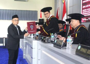Ketua PA Mesuji, Dr.Abdul Gani Syafii, S.H.I., M.H menerima sertifikat dari ketua sidang usai sidang promosi doktor di UIN SGD Bandung/dok.Bedanews.com.