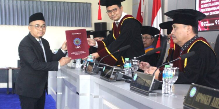 Ketua PA Mesuji, Dr.Abdul Gani Syafii, S.H.I., M.H menerima sertifikat dari ketua sidang usai sidang promosi doktor di UIN SGD Bandung/dok.Bedanews.com.