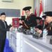 Ketua PA Mesuji, Dr.Abdul Gani Syafii, S.H.I., M.H menerima sertifikat dari ketua sidang usai sidang promosi doktor di UIN SGD Bandung/dok.Bedanews.com.