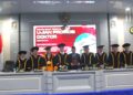 FOTO BERSAMA: Asep Herman (tengah) dengan para tim promotor dan Penguji usai Sidang Promosi Doktor di Pascasarjana UIN SGD Bandung/Jumat,30/10/2026/Dok.Bedanews.com/yadi