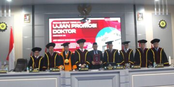 FOTO BERSAMA: Asep Herman (tengah) dengan para tim promotor dan Penguji usai Sidang Promosi Doktor di Pascasarjana UIN SGD Bandung/Jumat,30/10/2026/Dok.Bedanews.com/yadi