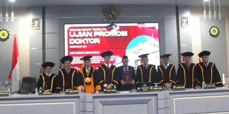 FOTO BERSAMA: Asep Herman (tengah) dengan para tim promotor dan Penguji usai Sidang Promosi Doktor di Pascasarjana UIN SGD Bandung/Jumat,30/10/2026/Dok.Bedanews.com/yadi